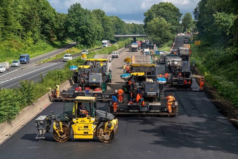 Renewal of the road surface on the A40 motorway between the Kaiserberg junction and Mülheim-Heißen,