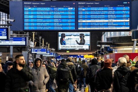 Display boards at Hamburg central station, evening rush hour, in front of another GDL, train driver