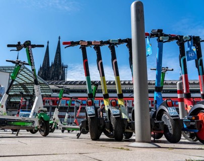 A large number of electric scooters are parked on Breslauer Platz, in front of Cologne Central