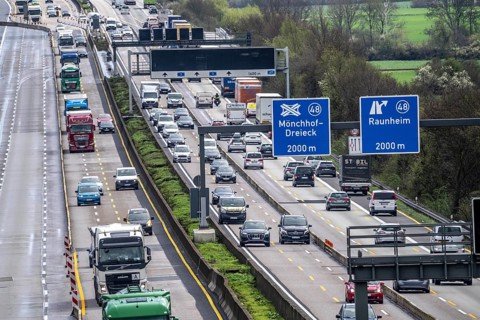 Motorway A3 near Flörsheim, in front of the Mönchhof motorway junction, narrowing of lanes due to