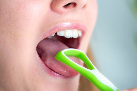 Bad breath, prevention by cleaning the tongue with a tongue brush