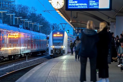 Cologne-Deutz railway station, platform for local trains, S-Bahn, regional trains, Cologne, North