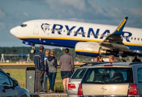 Amsterdam Shiphol Airport, Polderbaan, one of 6 runways, spotter area, see aeroplanes up close,