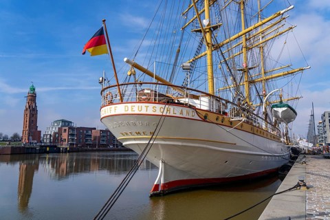 New harbour, harbour basin, harbour district, residential buildings, office buildings, marina and