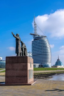 Skyline of Bremerhaven, The Emigrants Monument, The Emigrants, at Willy-Brand-Platz, at the