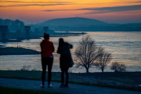Rhine near Duisburg-Bruckhausen, walkers on the Rhine dyke, winter, Duisburg, North