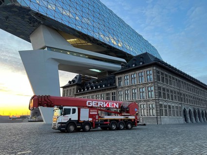 Building cleaners cleaning window panes, cleaning a facade, lorry working platform of the German