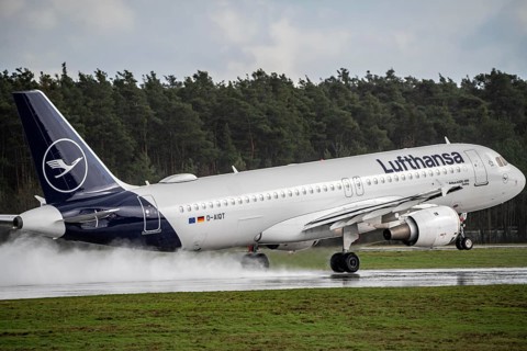 Lufthansa Airbus A320-211, D-AIQT, Runway West, Frankfurt am Main Airport, FRA, Hesse, Germany,