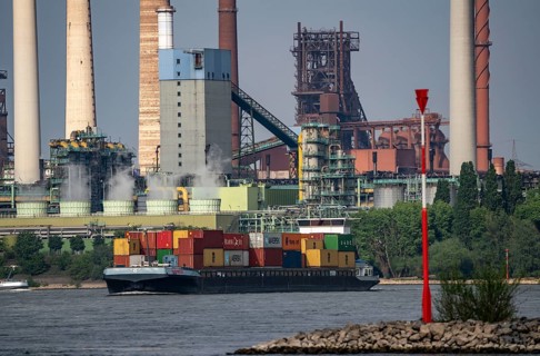 Rhine near Duisburg Bruckhausen, Marxloh, Thyssenkrupp Steel steelworks, blast furnaces, sintering
