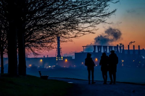 Rhine at Duisburg-Bruckhausen, steelworks Thyssenkrupp Steel, walkers on the Rhine dyke, winter,