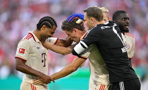 Goal celebration Thomas Thomas Müller FC Bayern München FCB (25) Serge Gnabry FC Bayern München FCB