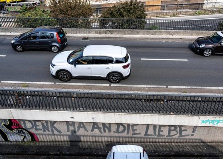 Graffiti on the ramp to the Rheinkniebrücke bridge in Düsseldorf, Denk ma an die Liebe