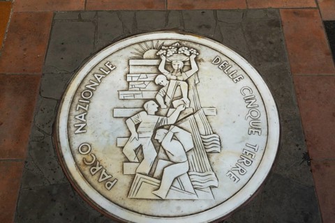 Round white marble plaque inscribed with the Italian words Parco Nazionale Delle Cinque Terre