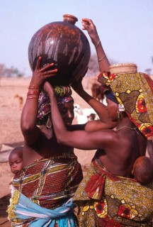 Life in the Sahel region of northern Nigeria, west Africa, early 1980s - women carrying water