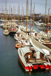 Boote am Liegeplatz im Hafen, St. Peter Port, Guernsey, Kanalinseln, Großbritannien, Juni 1974,