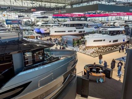 View from elevated position in exhibition overview of exhibition hall public fair fair boot
