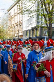 Parade of historically costumed guild members, Fraumünster Women's Guild Society, Sechseläuten or