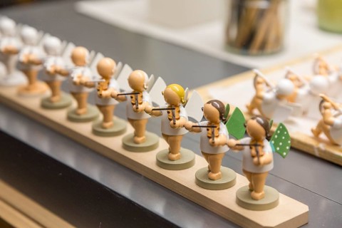 Work steps when painting the angel figurines in the Wendt & Kühn world in Grünhainichen,