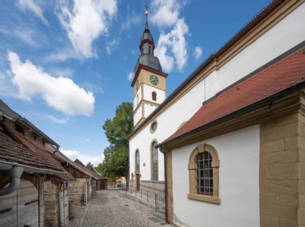 Hemalige so-called Kirchgaden, barns, on the right the Protestant St John's Church in the historic