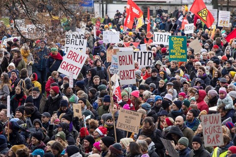 Participants with a large number of signs at the starting point in the Lustgarten during the