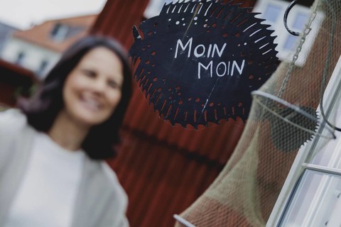Annalena Bärbock (Alliance 90/The Greens), Federal Foreign Minister, photographed at the fish stand