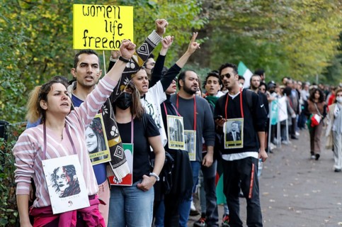 Thousands of Iranians demonstrate in Berlin to support the protests in Iran. With a human chain,