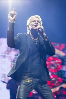 Matthias Reim live on ..und plötzlich bist du Kult! Tour in the Berlin Uber Arena on 29 December