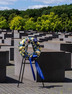 Memorial wreath in front of the Holocaust memorial at the Brandenburg Tor, Berlin, Germany, Europe