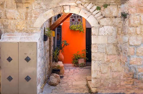 Israel, Jerusalem old narrow streets of Nahlaot historic neighborhood with many small synagogues,