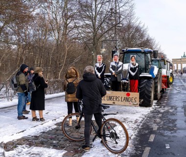 Farmers' protest action, tractor with protest display, Straße des 17. Juni, Berlin, Germany, Europe