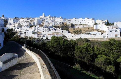 Pueblo blanco historic village whitewashed houses on hillside, Vejer de la Frontera, Cadiz