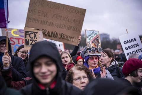 150, 000 people gather around the Bundestag in Berlin to build a human wall against the shift to