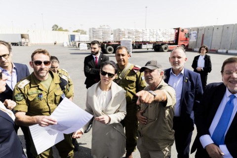 Annalena Bärbock (Alliance 90/The Greens, M), Foreign Minister, is shown trucks carrying