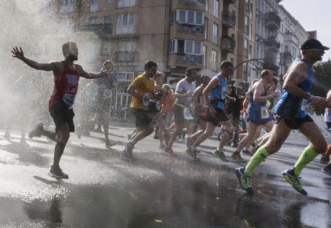 The participants of the Berlin Marathon are cooled down with a water shower in the Schöneberg