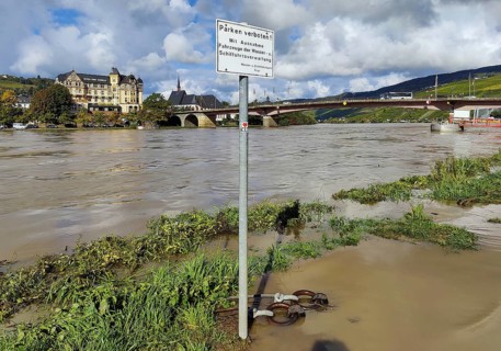 Flood at the car park on the Moselle in Bernkastel-Kues, Rhineland-Palatinate, Germany, Europe