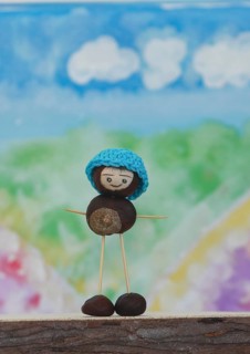 Chestnut figure with hat in the studio