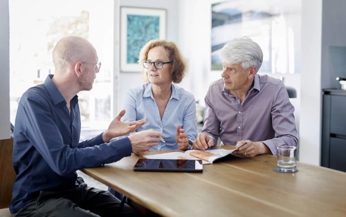 Symbolic photo on the subject of counselling. An older woman and an older man sit together at a