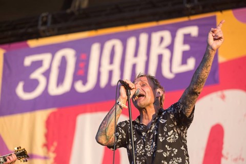 Ingo Knollmann, singer of the Donots at the Highfield Festival on Friday, Störmthaler See, 16.08