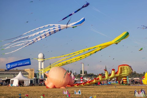 Drachenfest 2024, festival of giant kites, Stadt und Land, Tempelhofer Feld, Berlin, Germany, 21.09