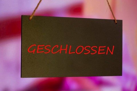 Sign with the notice closed on a shop window (Composing)