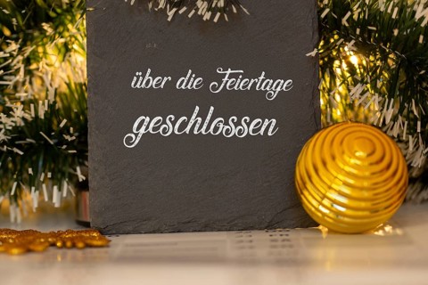Board with the inscription CLOSED OVER THE HOLIDAYS on a calendar (symbolic image of company