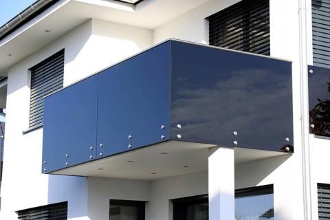 Black balcony railing made of glass and stainless steel