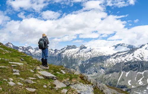 Mountaineers on a hiking trail in front of a picturesque mountain landscape, rocky mountain peaks