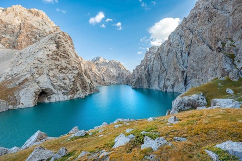 Turquoise mountain lake Kol Suu with rocky steep mountains, Kol Suu Lake, Sary Beles Mountains,