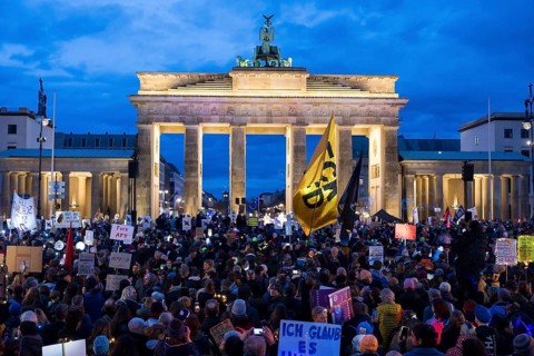 Overview of the demonstration in front of the Brandenburg Tor under the motto Sea of lights against