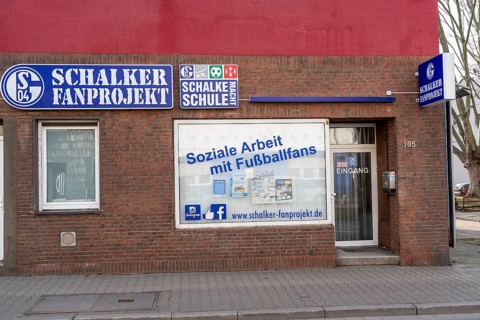 The Schalker Mile, Mile of Tradition, Kurt-Schumacher-Straße in Gelsenkirchen-Schalke, Schalker Fan
