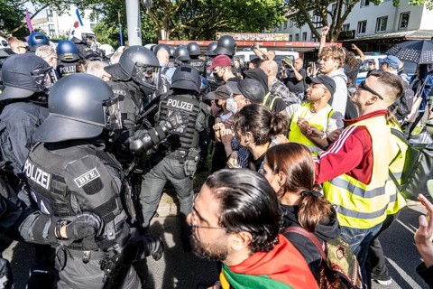 Riots in the run-up to the AFD party conference in Essen, demonstrators try to prevent AFD