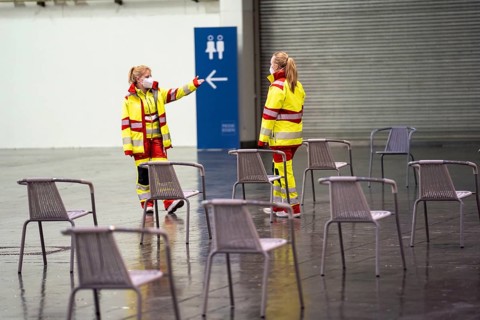 Helpers at the test run in the vaccination centre for the corona vaccinations, in a hall at Messe