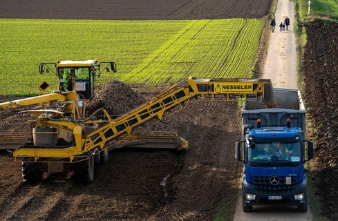 Sugar beet harvest, loading the harvested beet onto a lorry with a self-propelled cleaning loader