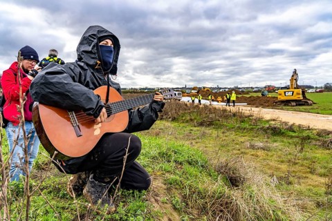 Start of the eviction of the hamlet Lützerath at the lignite mine Garzweiler 2, activists try to